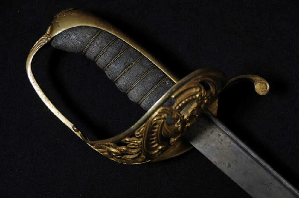 Рукоятка от сабли. Сабли обр. Сабля унтер офицерская. Бронзовый эфес шпаги. Старинная рукоятка сабли.