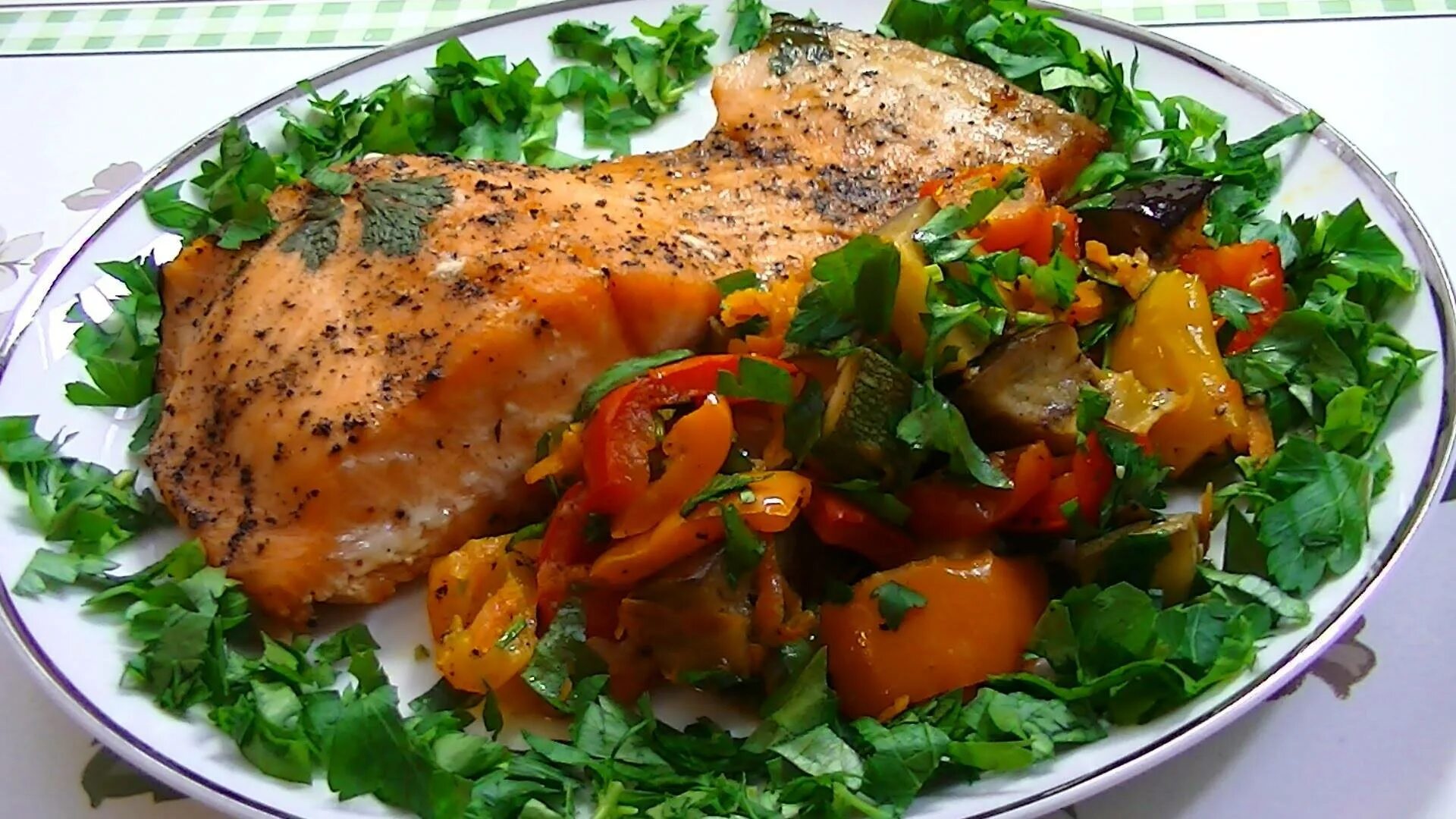 Рецепт приготовления рыба с овощами. Рыба с овощами. Рыба запеченная с овощами. Рыба с овощами в духовке. Рыба запечённая в духовке с овощами.