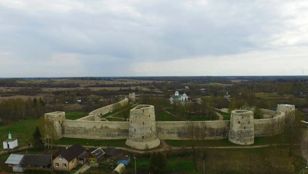 Крепость ошибка. Крепость изборск вид сверху. крепость изборск панорама. старый изборск монастырь крепость. изборск вид на крепость.