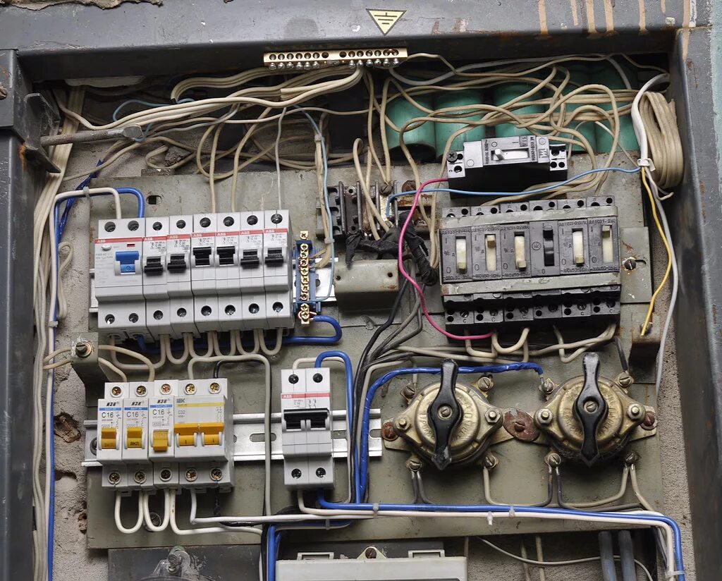 Автомат в подъезде. Рубильник на щитке света в подъезде. Дифференциальный автомат в щитке подъезда. Автомат в щитке в подъезде. Автоматический выключатель в подъезде.