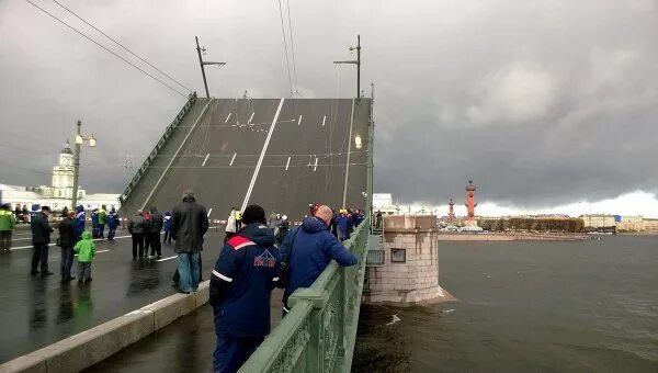 Где начинается мост. Дворцовый мост в 2013 году реконструкция. Открытии мостов в Петербурге. Открытый мост СПБ. Поднятие моста в Питере.