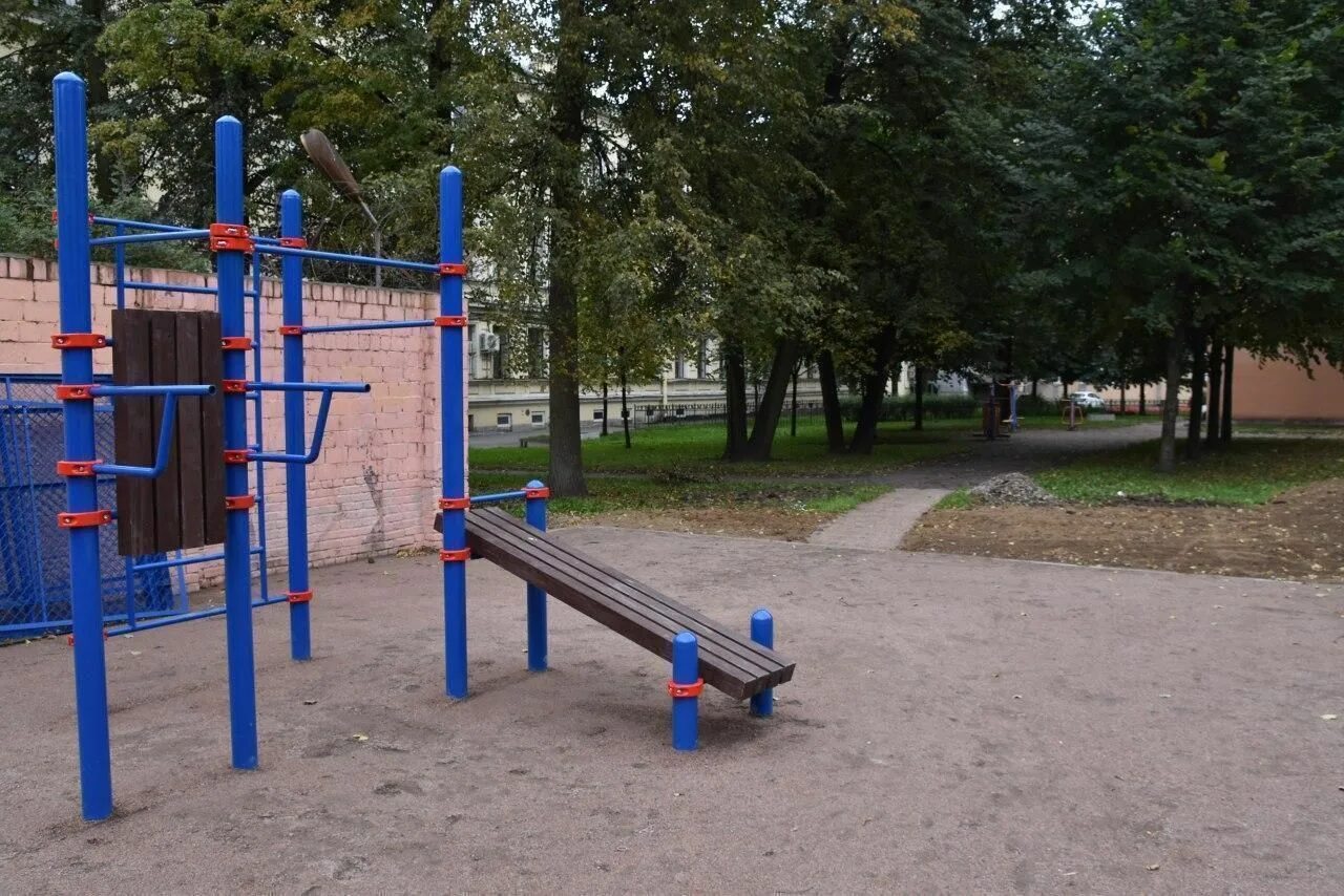 Площадка на сортировке. Парк в люберцах спортплощадка. спортплощадка стара загора 66. старая спортивная площадка. спортивная площадка на улице спб.