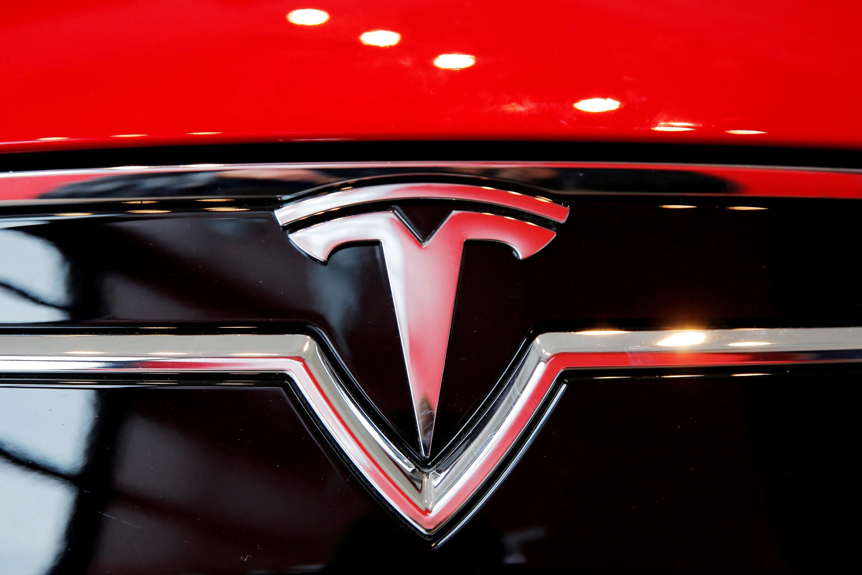 Знак теслы на машине. Тесла лого. Tesla шильдик. Значок авто Тесла. Тесла знак на машине.