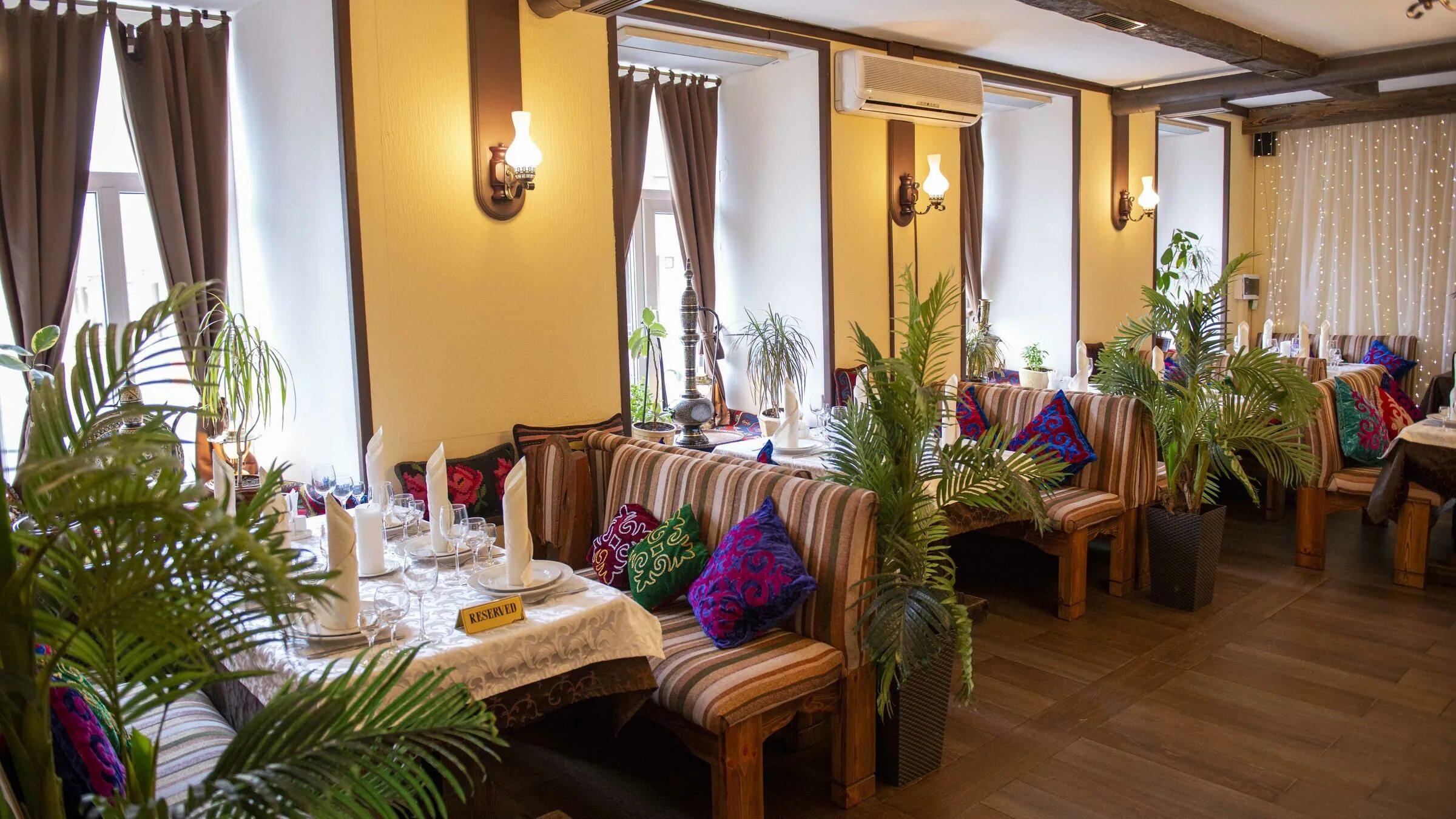 Восточный дворик каланчевская. Садовая-черногрязская ул. Интерьер кафе деловая встреча. Мтеби ресторан красные ворота. Мясной ресторан на садово спасской.