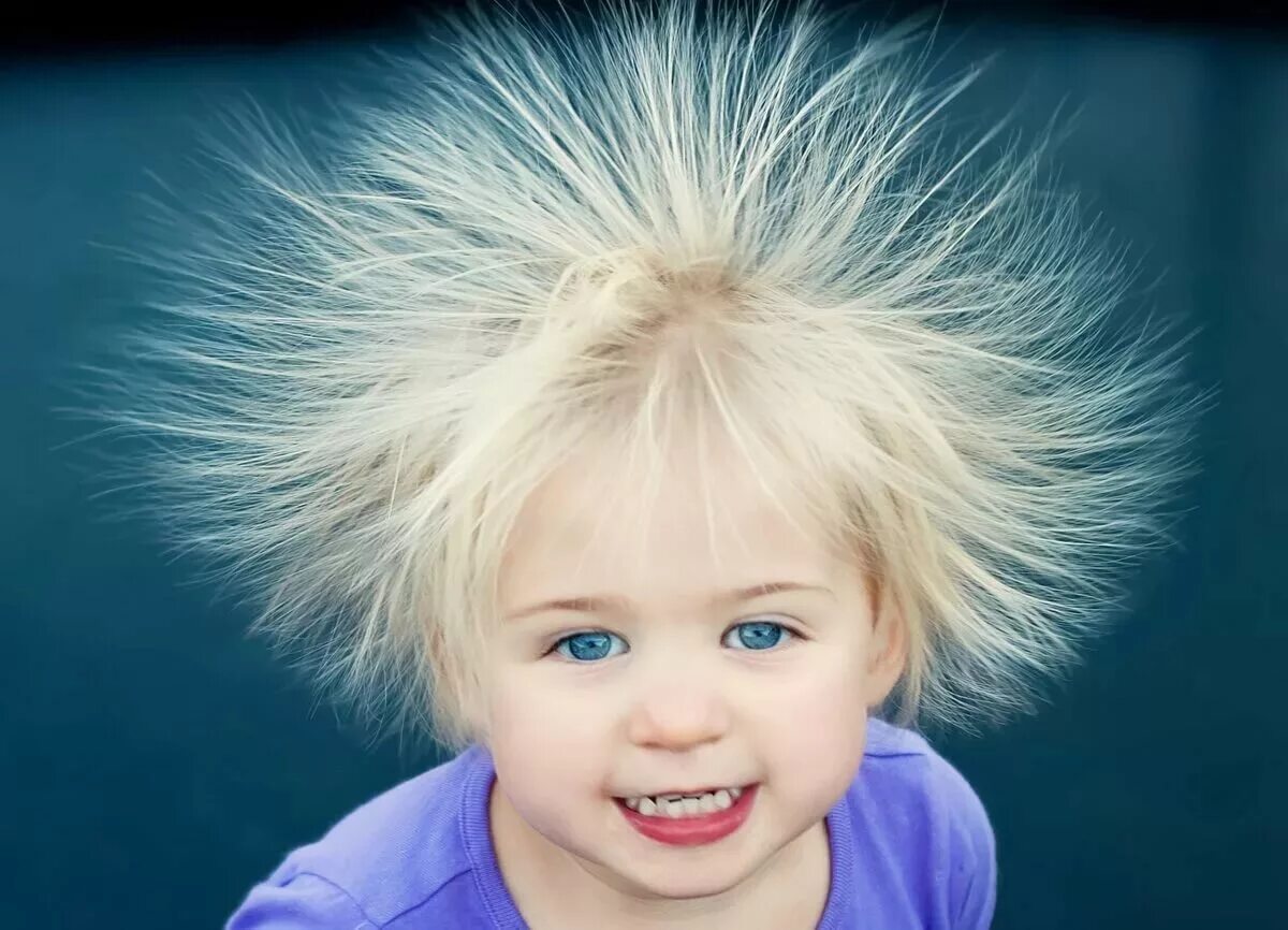 Волосы развеваются назад. Девушка волосы на ветру. Волосы стоящие вверх. Волосы стоящие вверх. Волосы стоящие вверх.