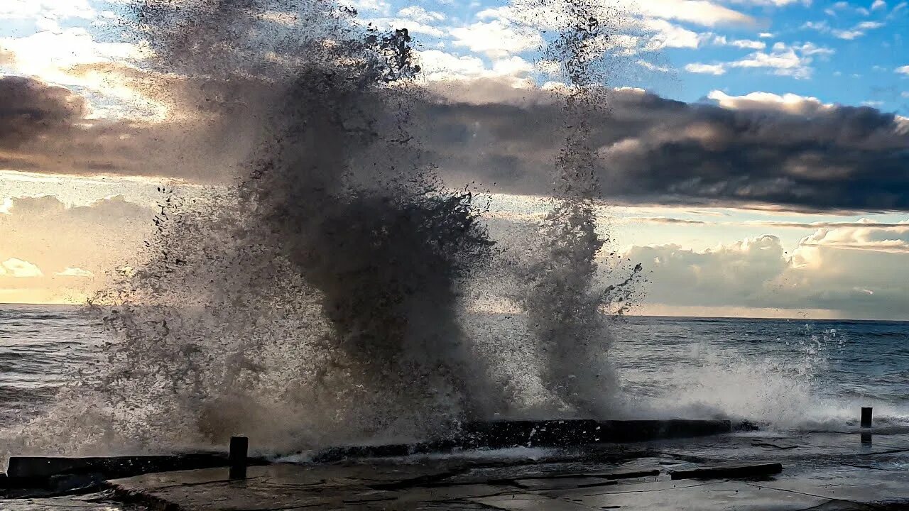 Видео шторма сегодня. Шторм на черном море в Сочи. Черное море Лазаревское шторм. Шторм на черном море 2022 в июне. Черное море шторм 12 баллов.