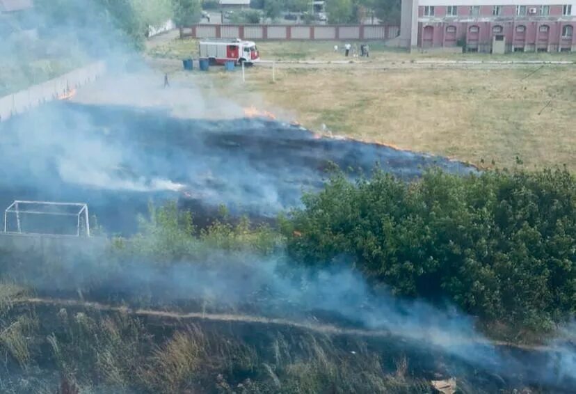 Сильный запах гари. Пожар в Тукаевском районе 18 июня. Горит трава в Саранске. Горела трава в Новоугольном улица Кирова Тульская область. Горит трава на элеваторе в Челнах.