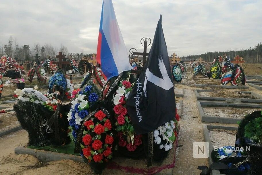 Погребение участника сво. Аллея славы на Сормовском кладбище. Аллея славы кладбище сво. Сормовское кладбище аллея героев.