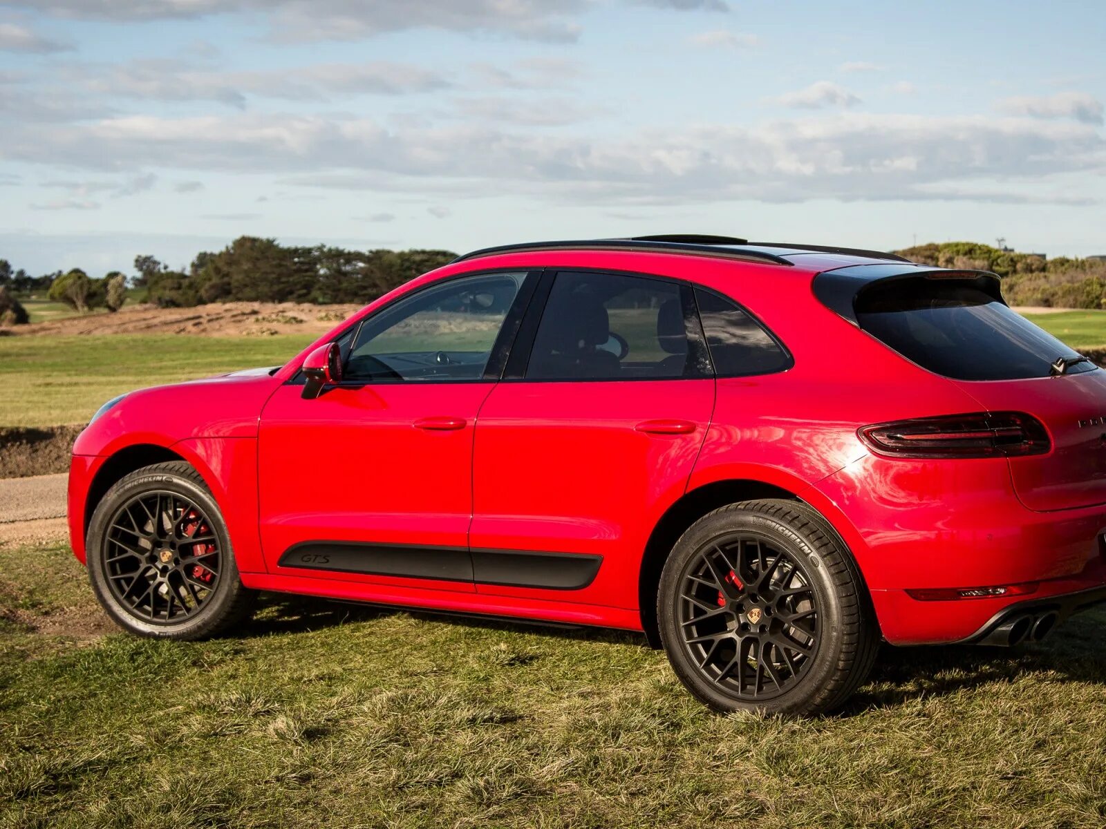 Образы макана. Porsche Macan GTS 2053. Порше Макан GTS сбоку. Porsche Macan 2016 сбоку. Обои на рабочий стол Порше Макан GTS 2022.