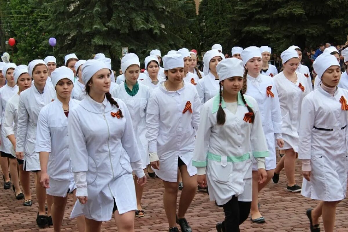 Медицинский работник 2025. Фотоконкурс медработники. медсестра кисловодск. военный госпиталь кисловодск. шествие медиков.