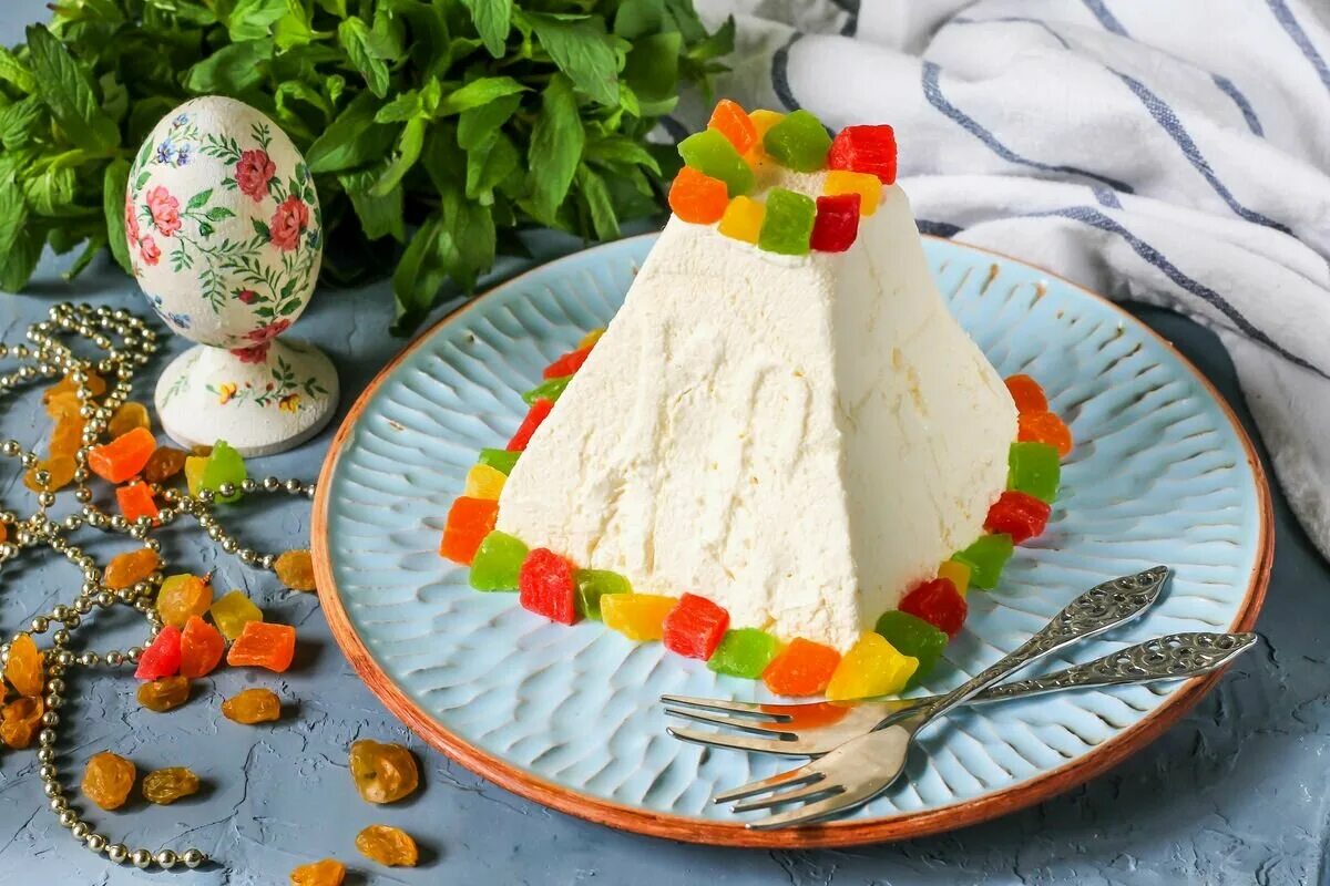 Пасха классическая рецепт творожная с яйцами. Пасха творожная. яснополянская творожная пасха. пасха творожная 500 гр. творожная пасха с изюмом и цукатами.