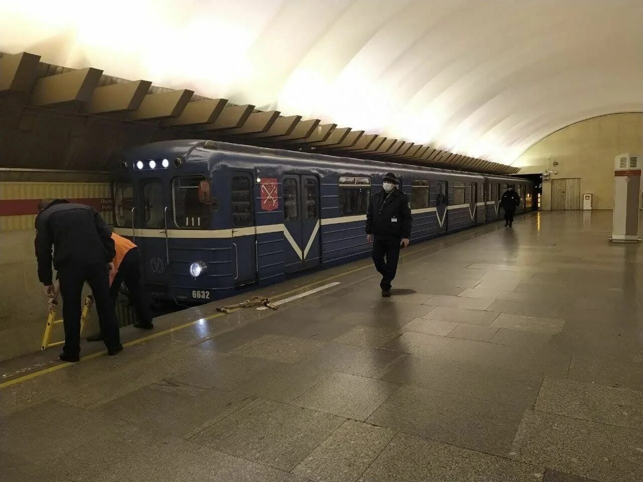 Метро в санкт петербурге закрыли сегодня. Рельсы метро. человек упал в метро санкт-петербурга.