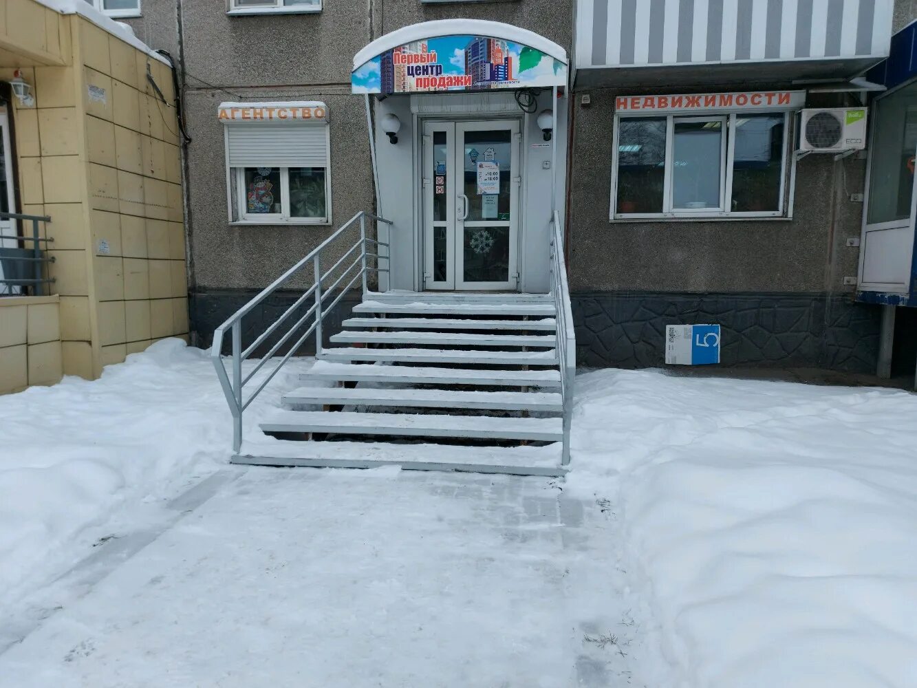 Не работает 1 центр. Блок предохранителей санг енг актион 2012 бензин. Закрыто по техническим причинам. Master сервисный центр. Туалет не работает табличка.