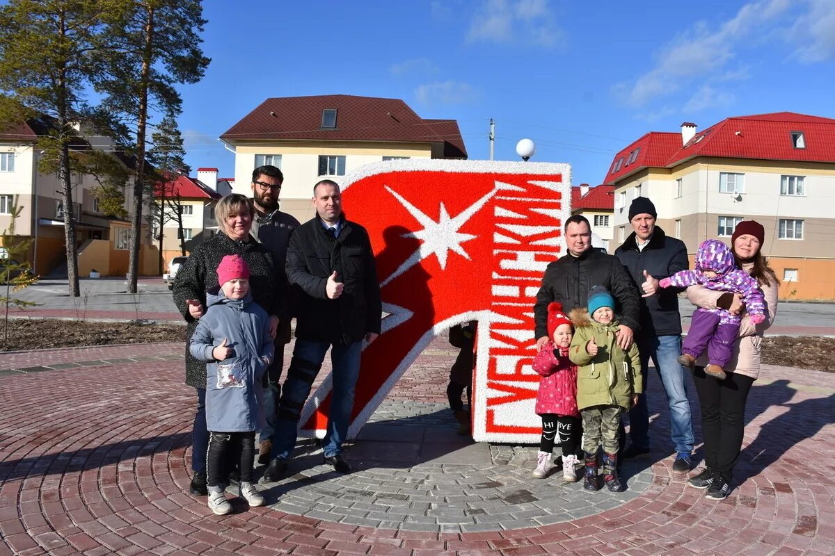 Пятеро городов. Сквер в 13 микрорайоне Губкинский. Губкинский новый микрорайон. Детская площадка Губкинский. Сказочный сквер Губкинский.