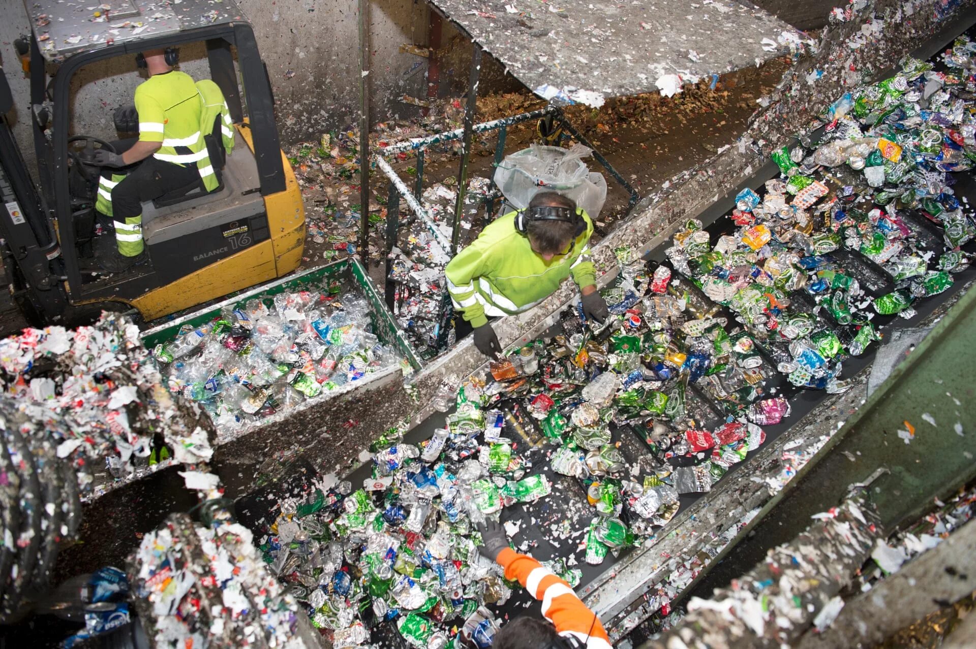 Х отходов. Переработка пластика. Утилизация пластиковых бутылок. Переработанный пластик. Утилизация отходов в Норвегии.