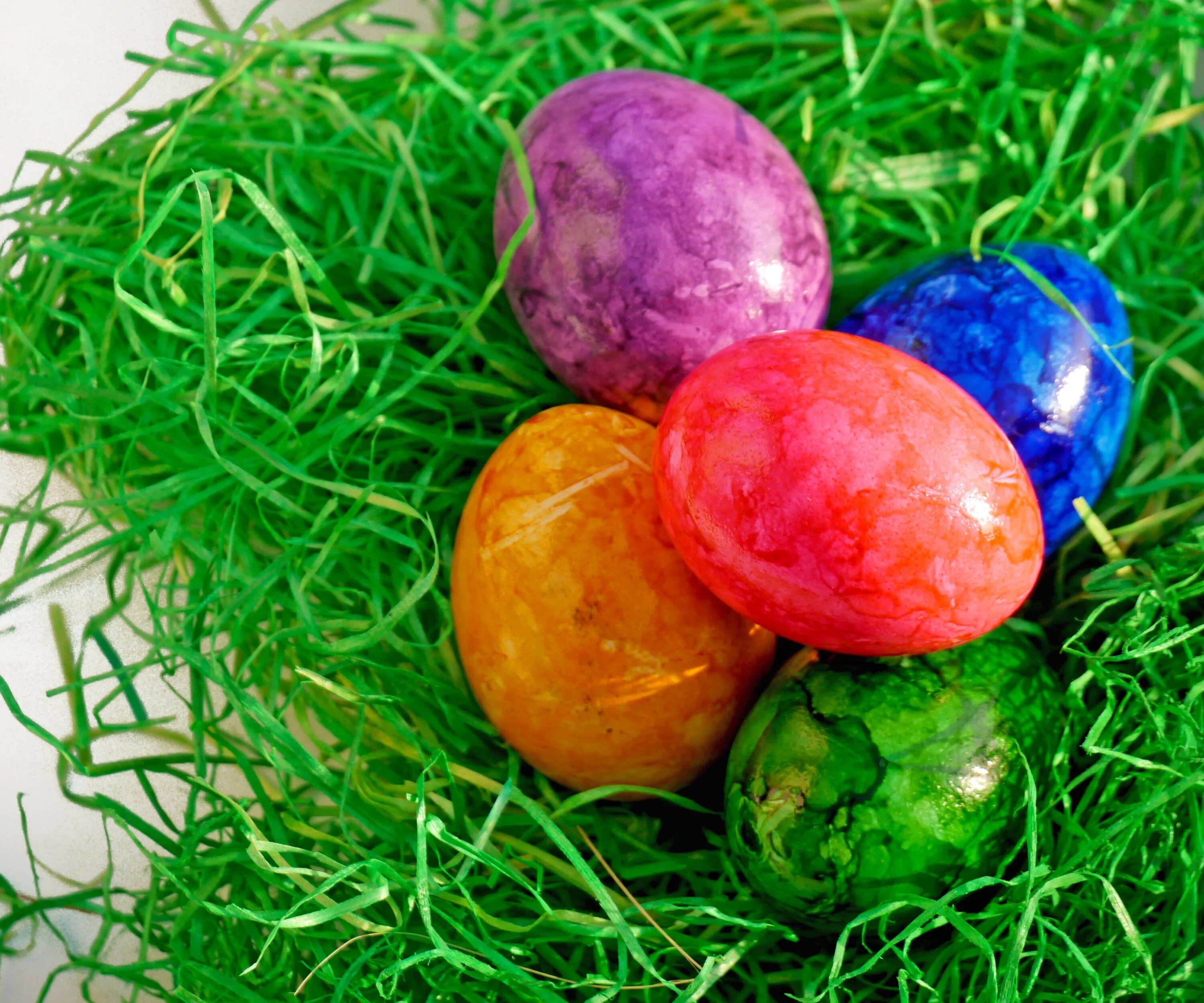 Разноцветные яйца на пасху. Пасхальное яйцо. Окрашивание яиц на Пасху. Пасхальная трава. Пасхальные яйца на траве.