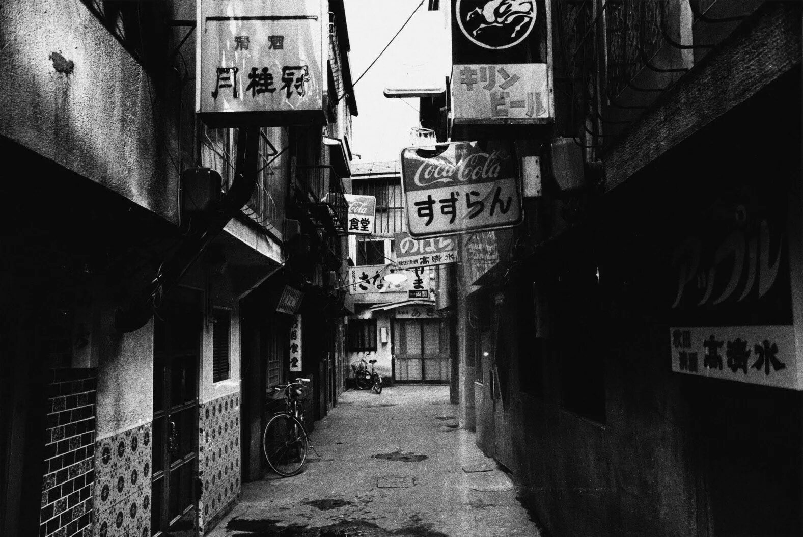 Tokyo black. Токио чб. Японский фотограф Дайдо Морияма. Токио чёрно белый. Старый Токио.