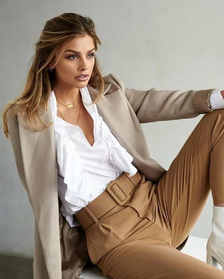 Классическая женская одежда. Стильные образы. Девушка в пиджаке. Элегантные костюмы для девушек. Стильная одежда для девушек.