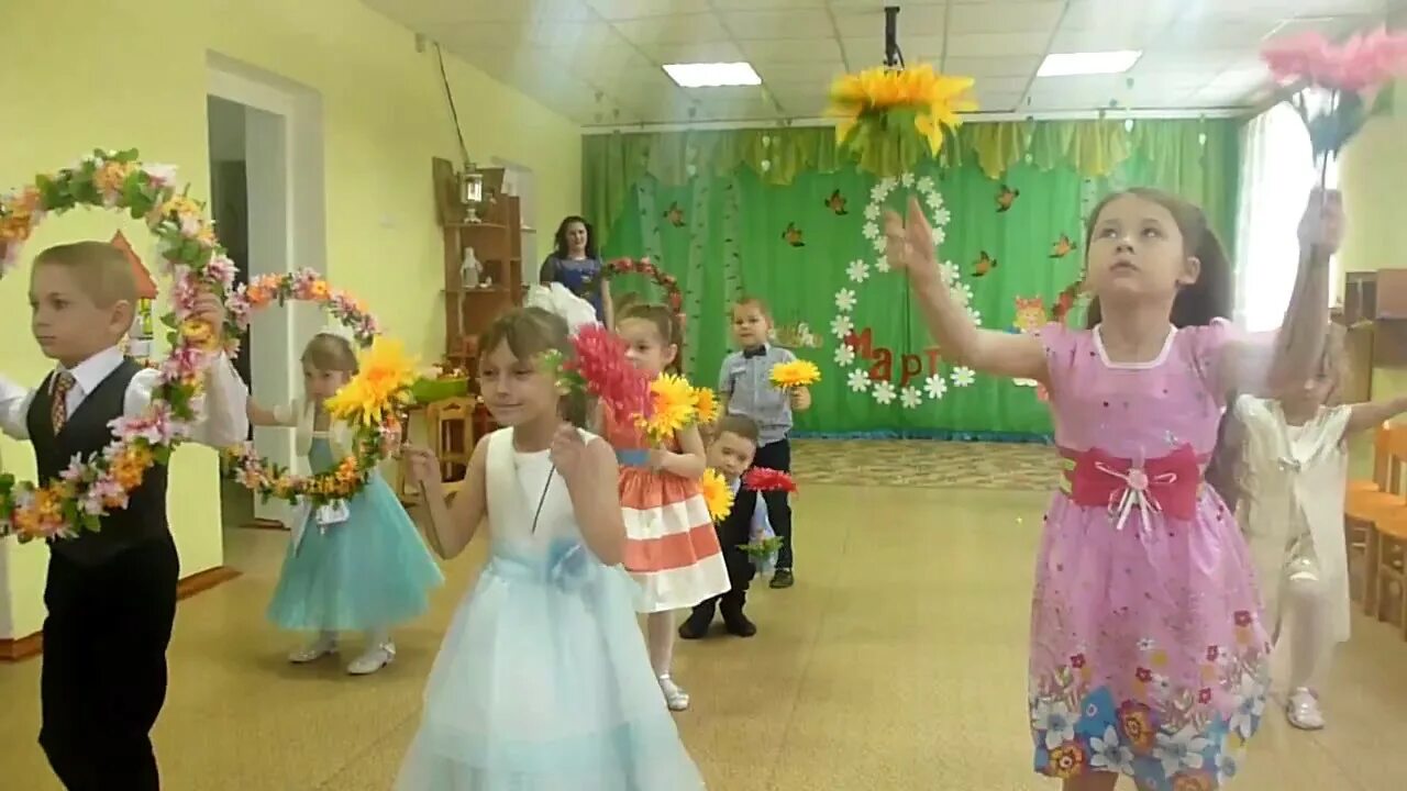 Танец с цветами средняя группа. Танец на 8 марта в детском саду. Цветы для танца в детском саду. Танец с цветами в детском саду старшая группа. Танец с цветами в садике.
