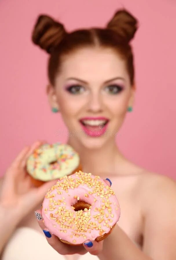 Красивые пончики. Donut girl. Веселый пончик. Девушка с пончиком. Фотосессия с пончиками на улице.