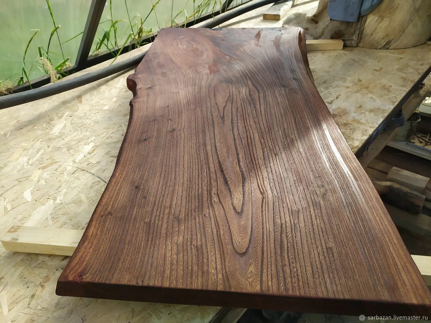 Столешница из слэба и эпоксидной смолы. Карельская береза слэб. Стол из слэба и эпоксидной. Граб слэб. Слаб дерева.