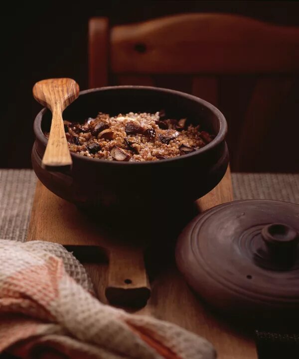 Копченая каша. Горшочек каши. Гречка в горшочке. Гречневая каша в горшочке. Каша в горшке арт.