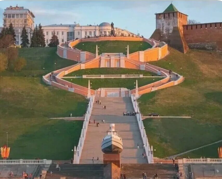 Интересные места нижнего новгорода для молодежи. Нижний новгород набережная. Чкаловская лестница нижний новгород. Чкаловская лестница достопримечательности нижнего новгорода. Чкаловская лестница достопримечательности нижнего.