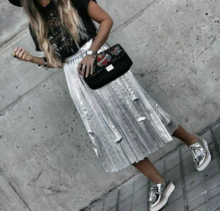 Юбка плиссе street style. Верх к полосатой юбке. Серебряная мини юбка. Образ с кожаной юбкой. Юбка металлик образы.