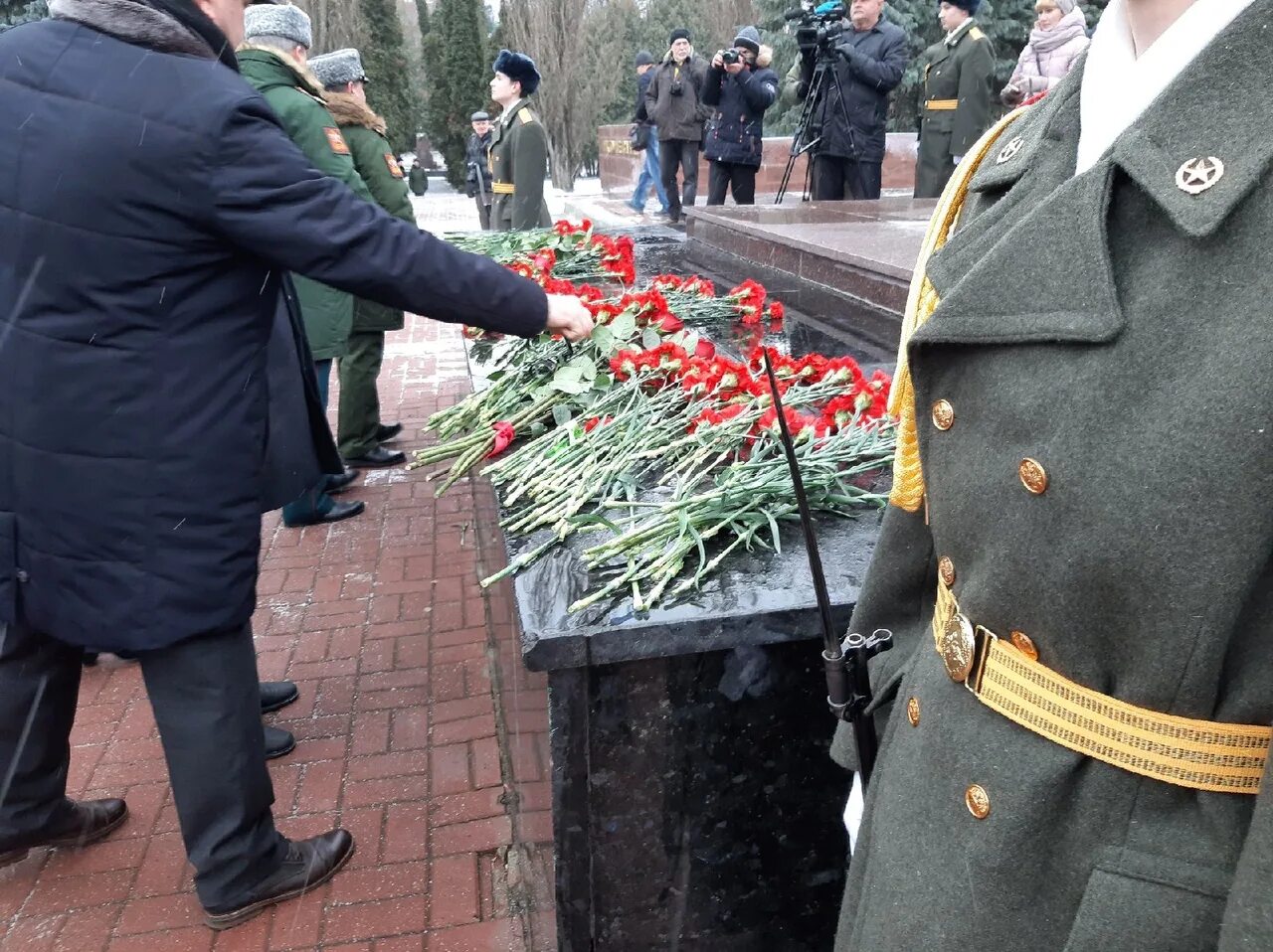 Фонд защитники отечества курск. Возложение цветов Курск. Возложение на мемориале Курск. 23 Февраля возложение цветов Курск. Курск защитники Отечества.