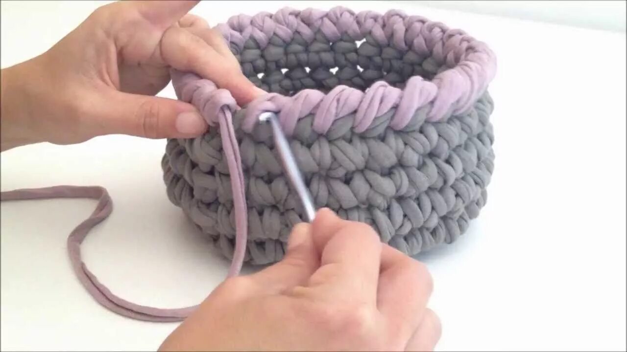 Обвязать корзинку крючком. Вязаные корзинки крючком. Корзинка крючком. Обвязать корзинку крючком. Вязаные корзинки для мелочей.