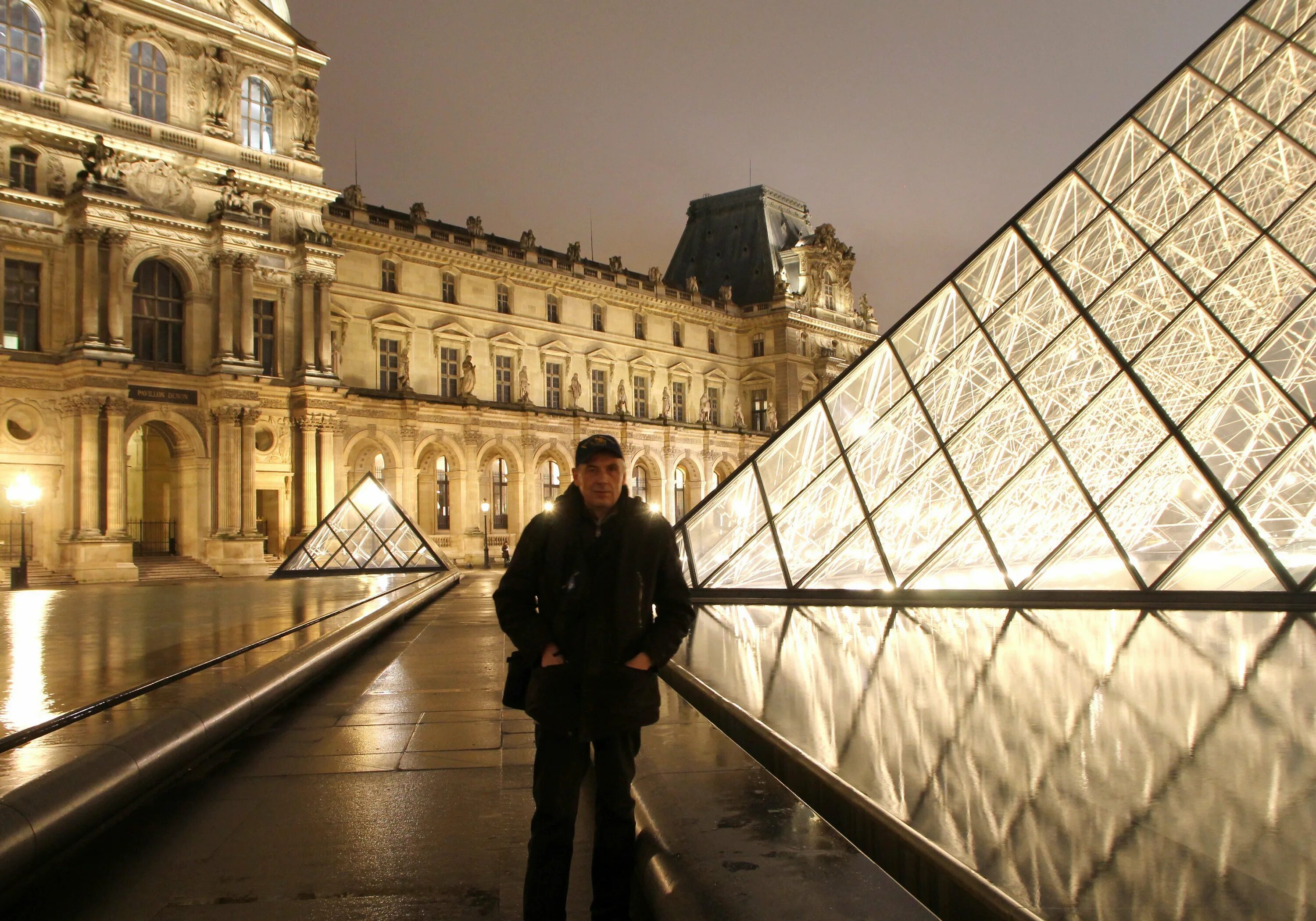 De louvre. Лувр Париж внутри. Павильон Сюлли Лувр. Лувр Возрождение. Лувр Питер.