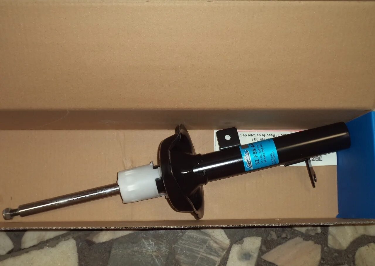 Амортизатор передний форд фокус 3. Передние амортизаторы форд фокус. Амортизатор передний форд фокус 3. Передняя стойка форд фокус 3. Амортизаторы форд фокус 3.