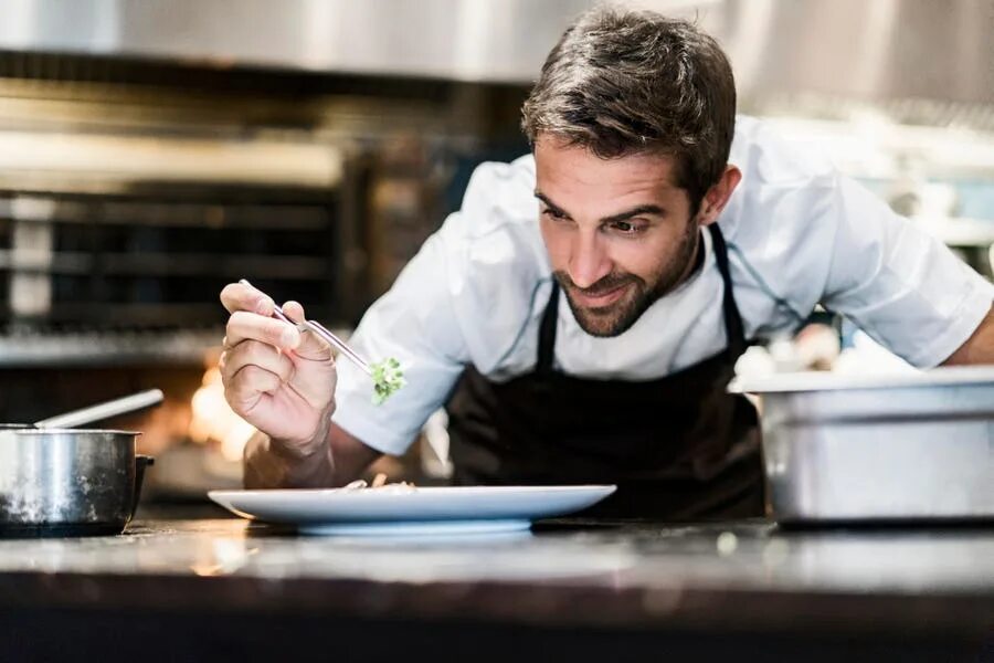 The cook asks the cook. Мужчина повар. Красивый повар. Шеф-повар. Шеф повар мужчина.