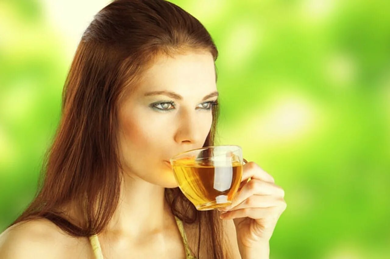 Попить напитки. Женщина пьет чай. Девушка с чаем. Пью чай. Девушка пьет зеленый чай.