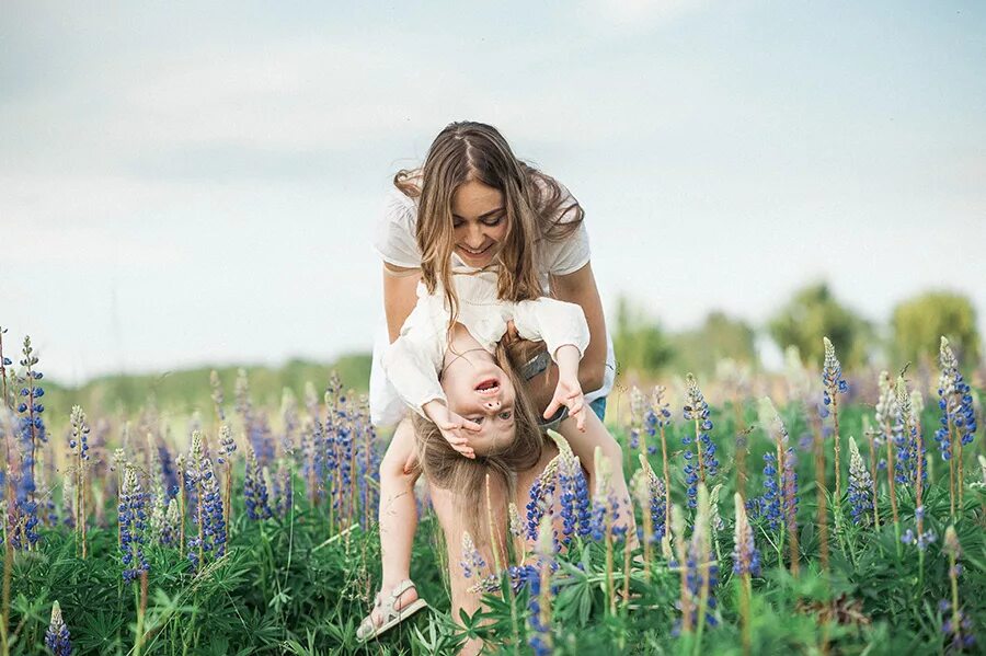 фотосессия мама и дочь в поле. фотосессия в стиле прованс. фотосессия в поле семья. мама с дочкой в поле. мама и дочка в поле.