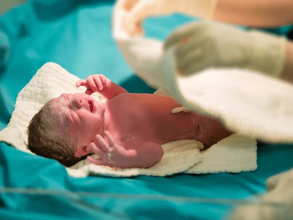 39 неделя беременности первые роды. Новорождённый в роддомее. Новорожденный малыш в роддоме.