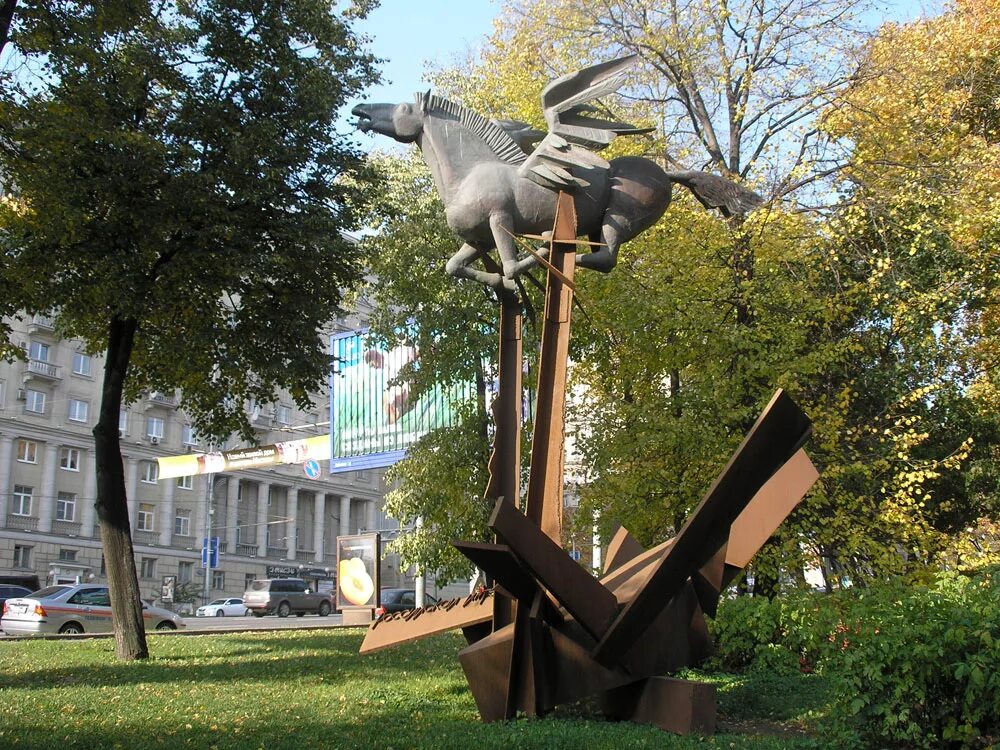 Необычные памятники и скульптуры москвы. Памятник ерунде в москве. Необычные памятники москвы современные. Улитки в куркино. Памятник пронзенный пегас в москве.