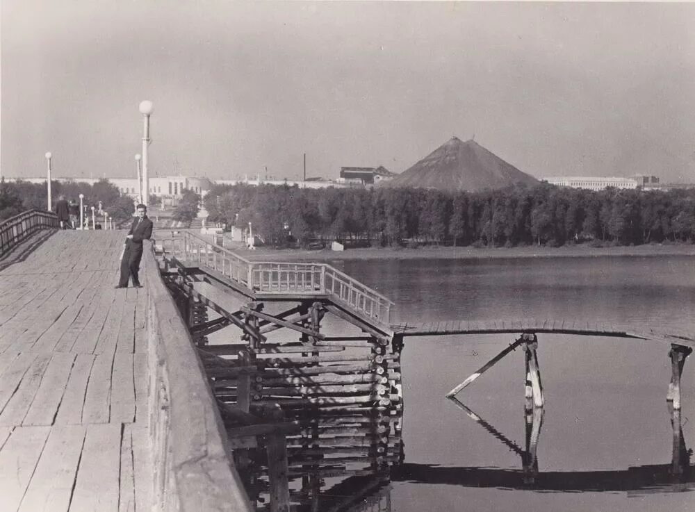 Сделай 1800. Мост парк Щербакова Донецк. Мост в парке Щербакова Донецк. СССР парк Щербакова Донецк. Донецк парк Щербакова во время войны.