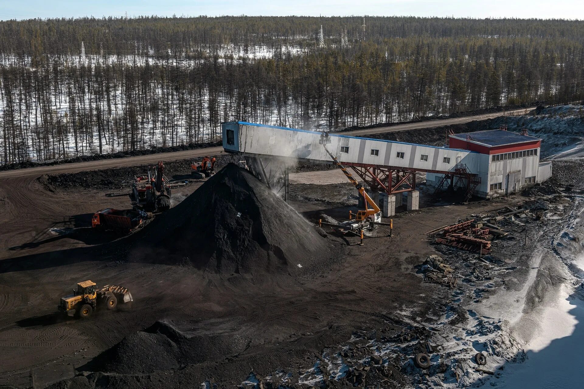 Шахта угольная денисовский. Шахты в якутии. Шахта денисовская якутия. Шахты в якутии. Шахта инаглинская нерюнгри.