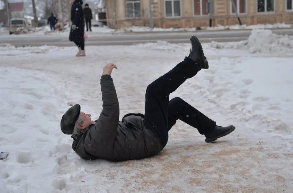 Упасть навзничь