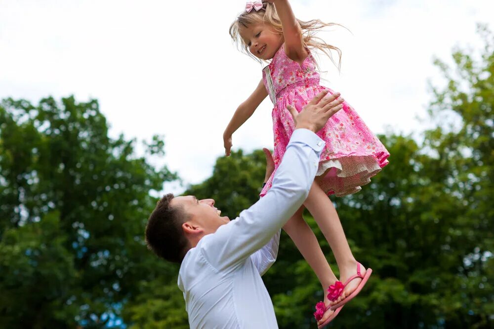 Uncles daughter. Дочь подбрасывает. Папа подбрасывает дочку. Кружить ребенка. Отец подкидывает дочь.