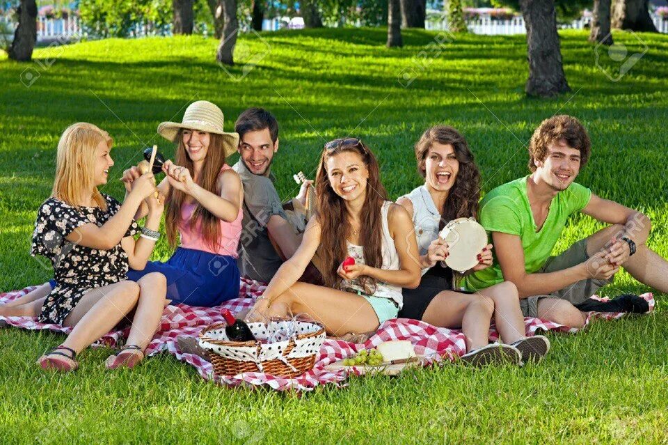 Пикник молодые. Школьники на пикнике. Молодежь на пикнике. Молодежь в парке. Студенческий пикник на природе.