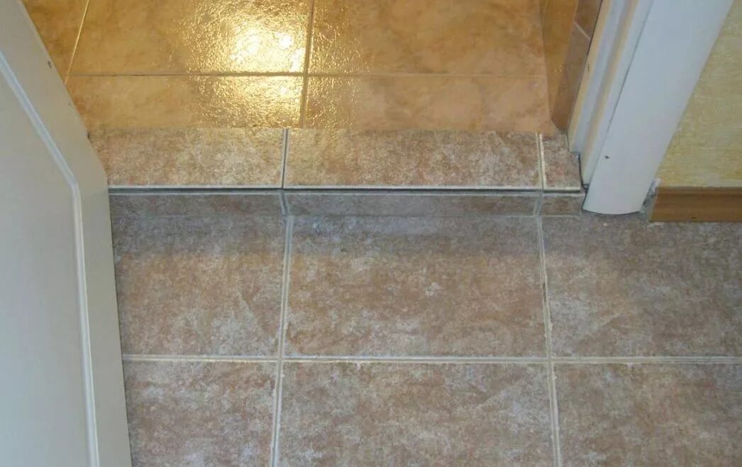 Перепад полов. Порог в ванную комнату из плитки. Порог между комнатами. Перепад полов. Ступенька между комнатами.