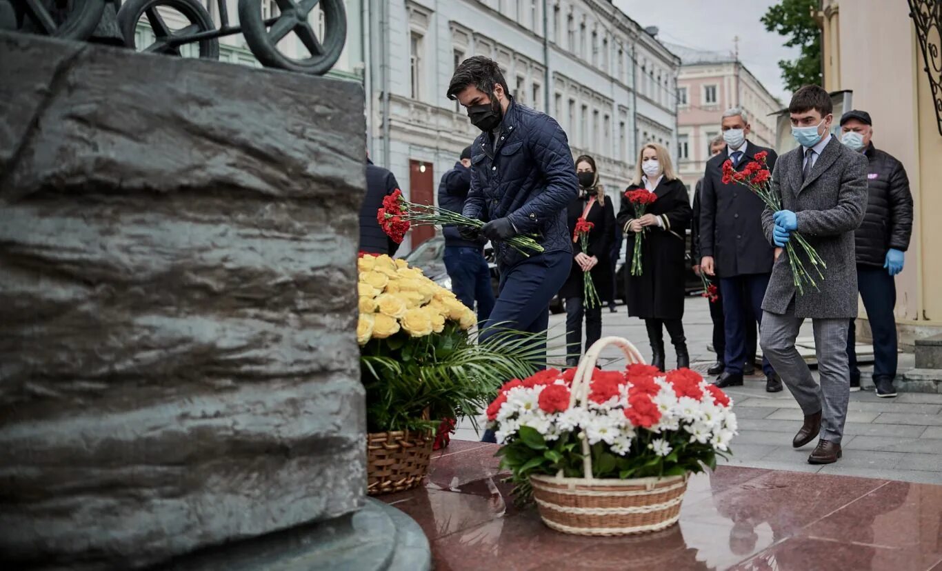 Возложение цветов к памятнику какие цветы. Возложение цветов. Цветы для возложения к памятнику. Корзина цветов для возложения к памятнику. Возложение цветов к памятнику дети.