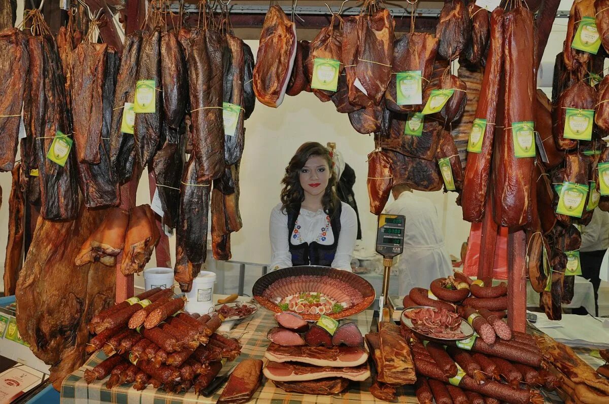 Копчено вяленое мясо. Пршут в сербии. копченое и вяленое мясо. фестиваль колбасы в сербии. сербское мясо.