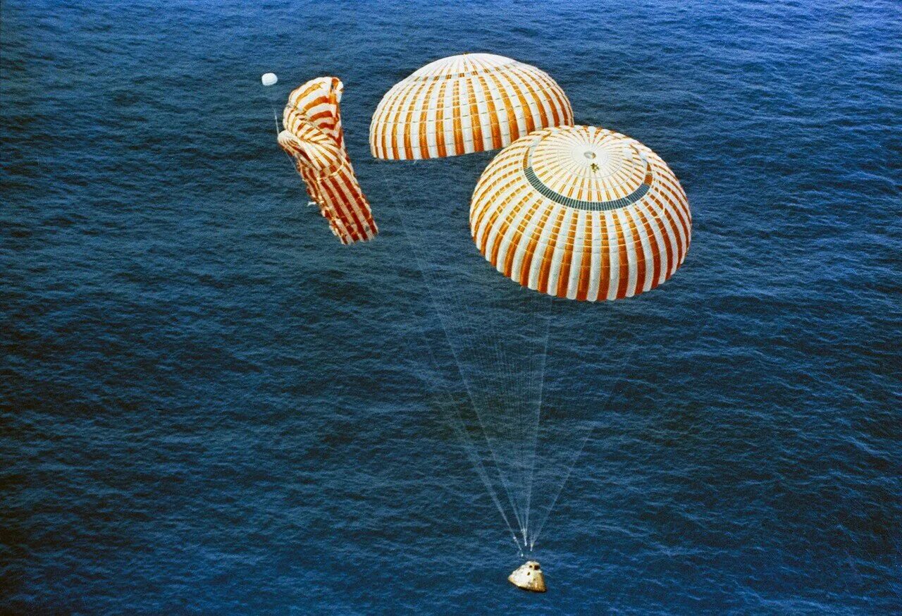 Спасательные парашюты. Аполлон 15 приводнение. Аполлон 11 приводнение. Аполлон Парашютная система. Спускаемый аппарат Аполлон на парашютах.