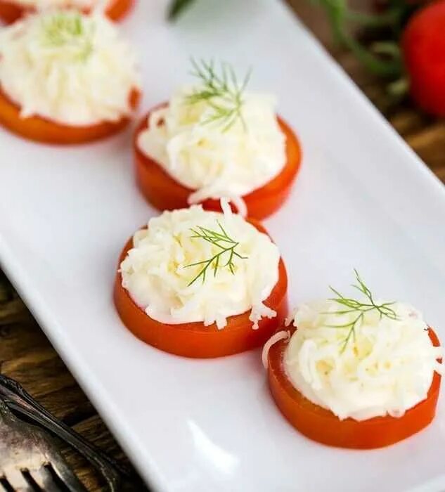 Рецепт закуски помидоры с чесноком. Фаршированные помидорки черри. Помидоры с сыром. Помидоры с сыром и чесноком. Закуска помидоры с сыром и чесноком.