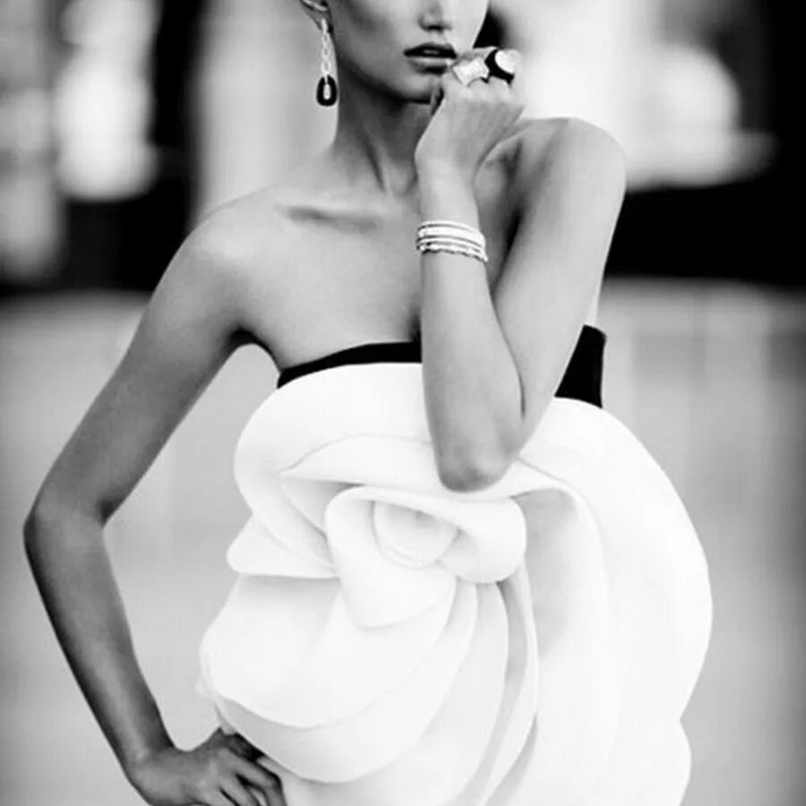 Платья в черном белом цвете. Вика Панкова. Платье черно-белое.