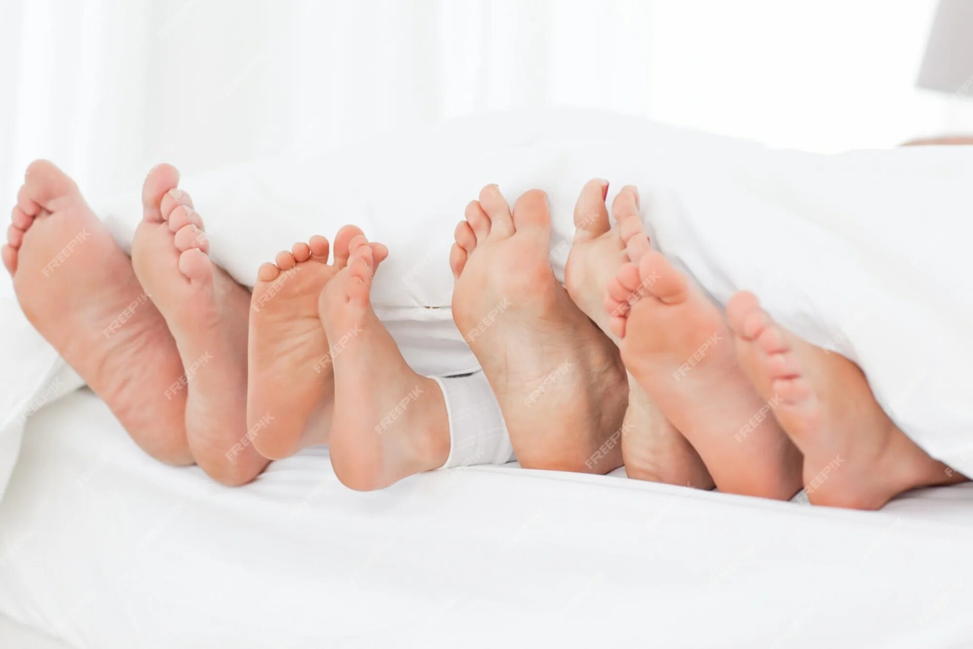 Постель четыре ноги. Подростковый футфетиш. Несовершеннолетний футфетиш. Feet of age. Feet growth men.