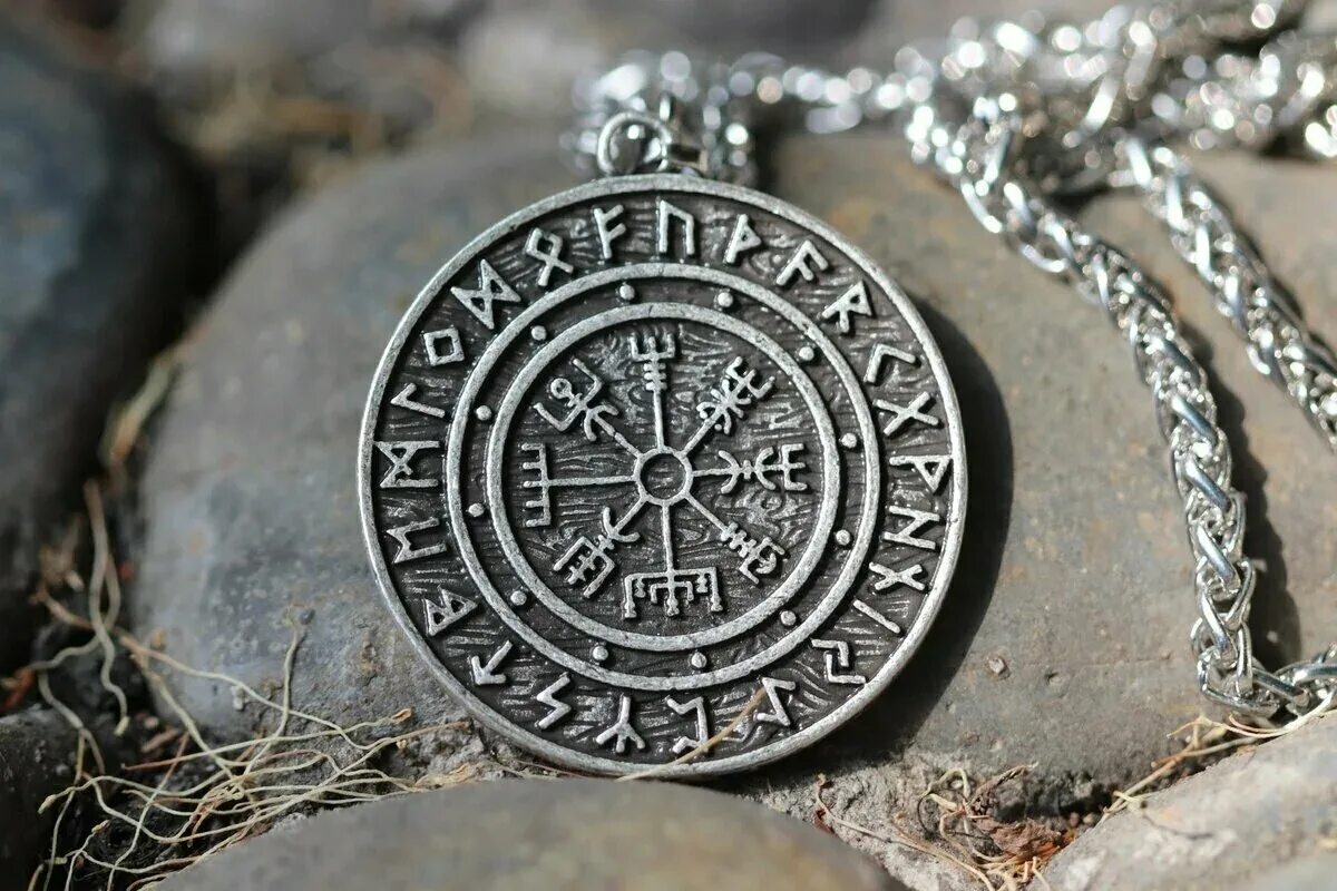 дикарь верующий в сверхсилу амулета. амулет 4. амулет джулианоса. сила рода амулет славянский. амулеты и обереги.
